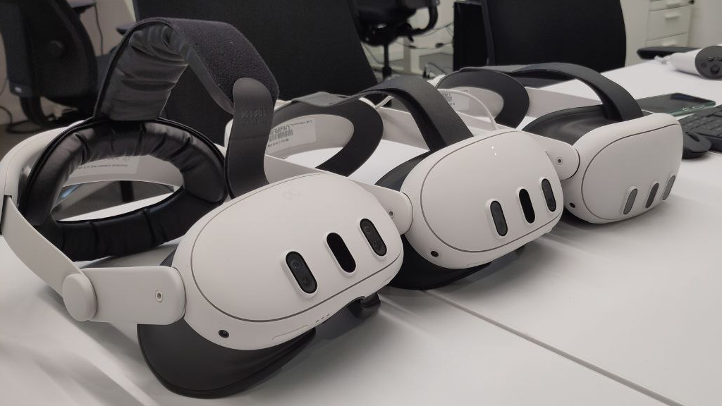 Drei VR-Brillen in einer Reihe